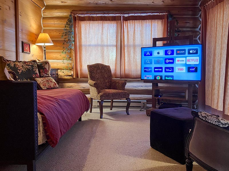 Colter Cabin den with TV